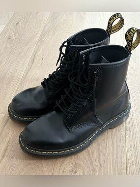 Dr Martens 1460 Smooth Leather 8 Eyelet Boots